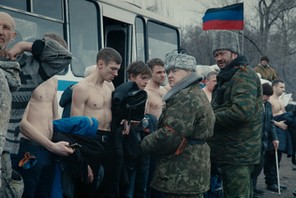 Kadr z filmu „Donbas w reżyserii Siergieja Łoźnicy.