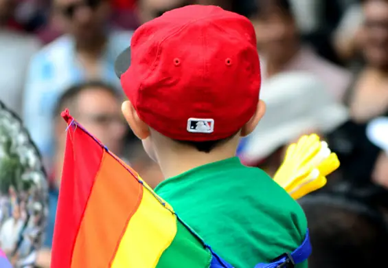 Czy adopcja dzieci przez pary homoseksualne jest okej? "Większość badań mówi, że tak"