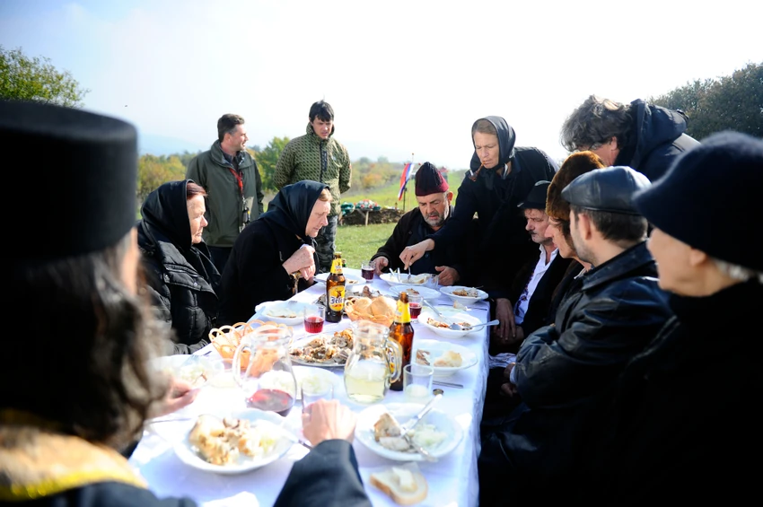Selo gori a baba se češlja