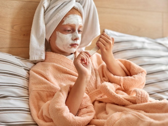 Evo šta može da se dogodi ako devojčice od 12 godina i manje koriste retinol, kiseline i slično
