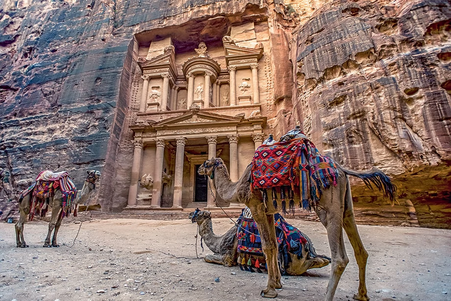 Petra - to starożytne miasto, do którego jedyna droga prowadziła przez wąwóz pełen skał, swój rozkwit przeżywało w antyku.