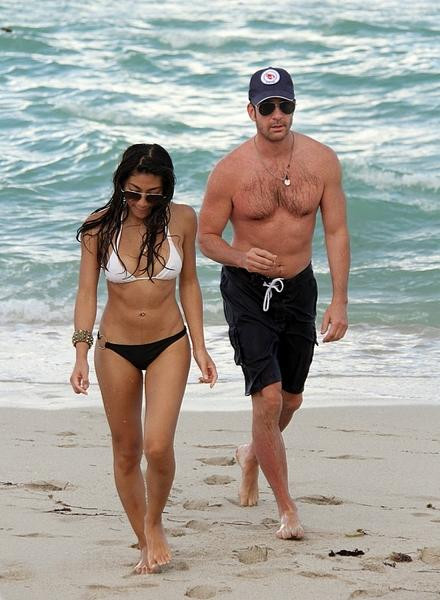 Dylan McDermott z seksowną partnerką na plaży w Miami