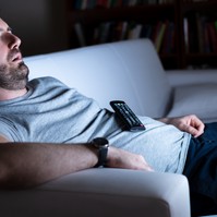 Szokása, hogy esténként a tévé előtt alszik el? Nem biztos, hogy jól teszi