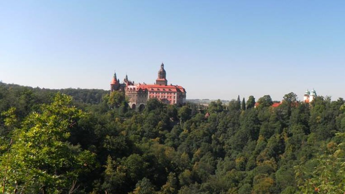 To dopiero niespodzianka. Pod posadzką odkrytej w czerwcu baszty lodowej, tuż obok dziedzińca Zamku Książ, archeolodzy odnaleźli średniowieczną studnię. Wiadomo, że ma około 50 metrów głębokości, a do poziomu siedmiu metrów jest zalana.