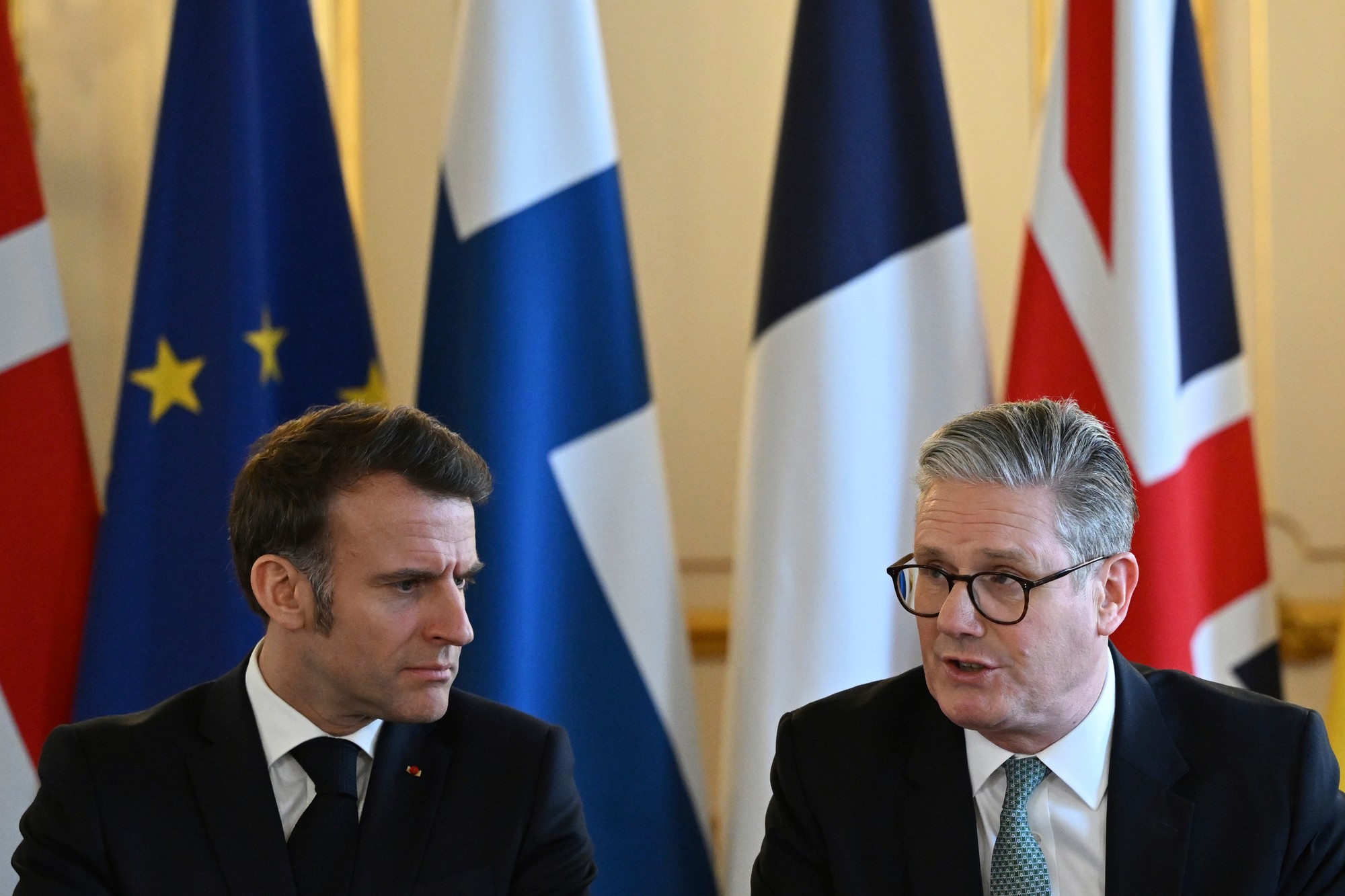 Britský premiér Keir Starmer (vpravo) a francúzsky prezident Emmanuel Macron.