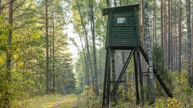 Zwierzęta zaatakowały 86-letniego myśliwego. Uratowali go policjanci