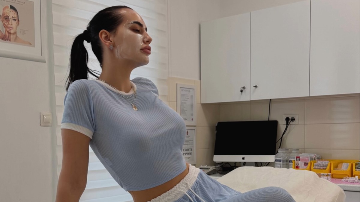 OPERISALA GRUDI, UŠI, USTA I RADILA ZUBE Pevačicu vređali zbog izgleda, ona promenila izgled u potpunosti: Svi kažu da je bomba, a ona opet otišla kod estetičara