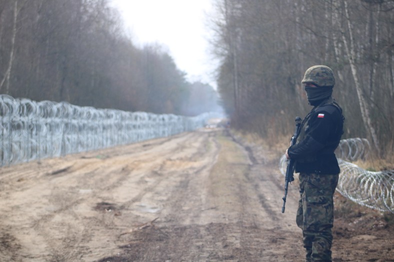 Polski żołnierz na patrolu polsko-białoruskiej granicy, okolice Czeremchy, woj. podlaskie, 17.12.2021.