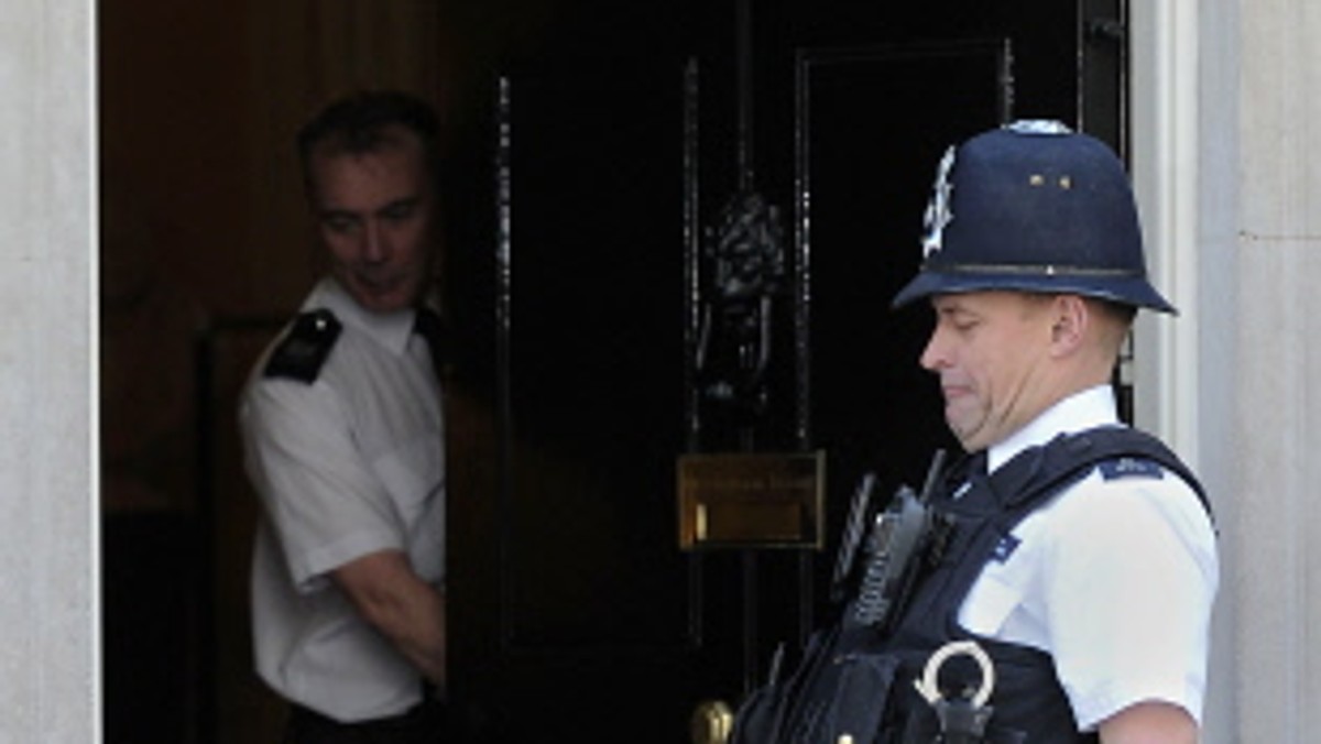 Premier David Cameron zdecydowanie odmówił zdymisjonowania Larry'ego - służbowego kota, którego zadaniem jest łapanie myszy na Downing Street nr 10.