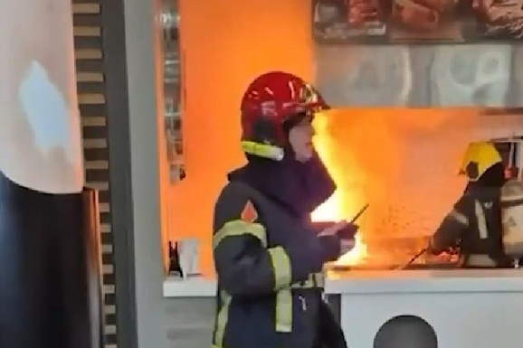 (VIDEO) BUKNUO POŽAR U ADA MOLU! Zapalilo se ulje u restoranu brze hrane: "Upozorenje, molimo vas da napustite objekat!"