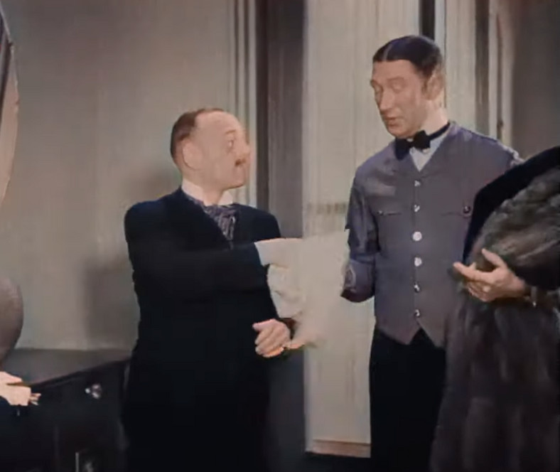 Kadr z filmu "Sportowiec mimo woli" (1939) Stanisław Woliński jako kamerdyner oraz Ludwik Sempoliński (po lewej) jako baron Drops
