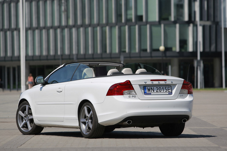 Volvo C70 przyciąga spojrzenia