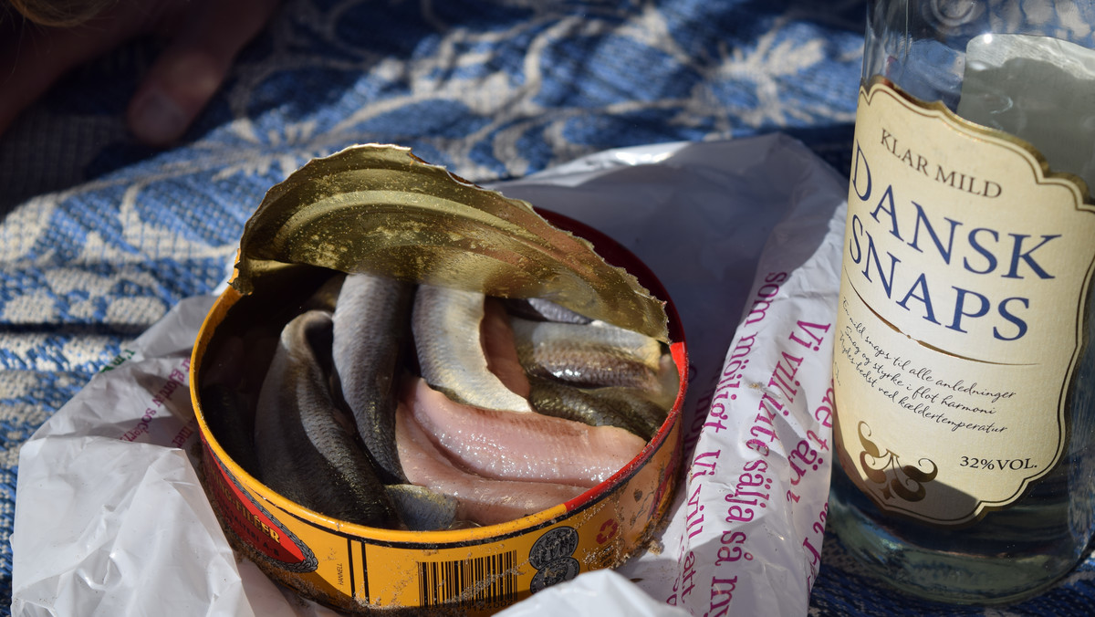 Surströmming to sfermentowany śledź, który cuchnie tak, że puszki z rybami otwiera się pod wodą. Wokół oryginalnej potrawy narosło wiele mitów, wynikających często z nieprawidłowego przygotowania i podania szwedzkiego delikatesu. Trzeci czwartek sierpnia to symboliczny początek "wielkiego żarcia" śmierdzącego przysmaku ze Szwecji. 