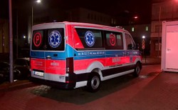 Sznur karetek przed SOR-em w Lubinie. Pacjentów przyjęto dopiero po kilku godzinach, po interwencji posła