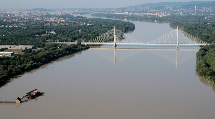 Ma délutántól karácsonyfává alakul az M0-s autóúton található Megyeri-híd az ünnepi szezon alatt/ Fotó: MTI / Kocsis Zoltán