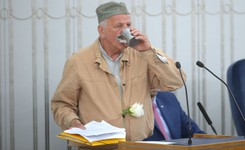 Rulewski w Senacie w stroju więźnia i z białą różą. 'Polską rządzi prokurator i strach'