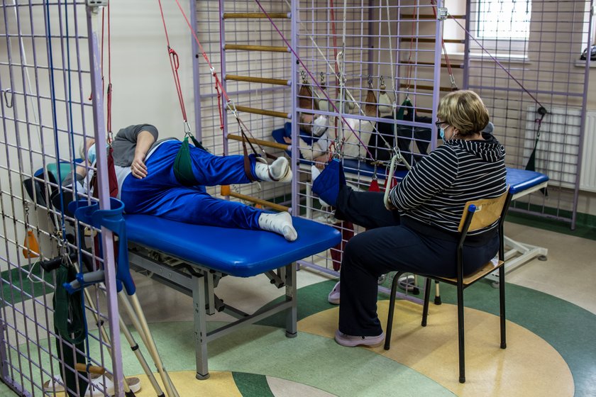 Po przejściu COVID-19 i pobycie na oddziale intensywnej terapii częsty jest tzw. zespół słabości, ogólne osłabienie organizmu wynikające z bezruchu i podpięcia do aparatury. Tu także pomaga rehabilitacja, najlepiej ta kompleksowa: oddychania, krążenia  układu trawiennego. 