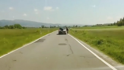 Döbbenet: szándékosan gázolt el egy bicikliző házaspárt a 18 éves sofőr – videóra vették a szörnyű pillanatot