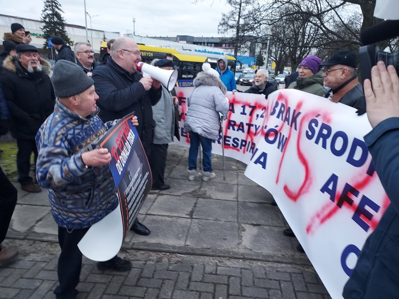 Słowne starcie zwolenników PiS i KO przed pabianicką halą