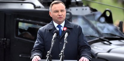 Prezydent przemawiał ale to o gościu w tle plotkują w sieci. Co się stało?