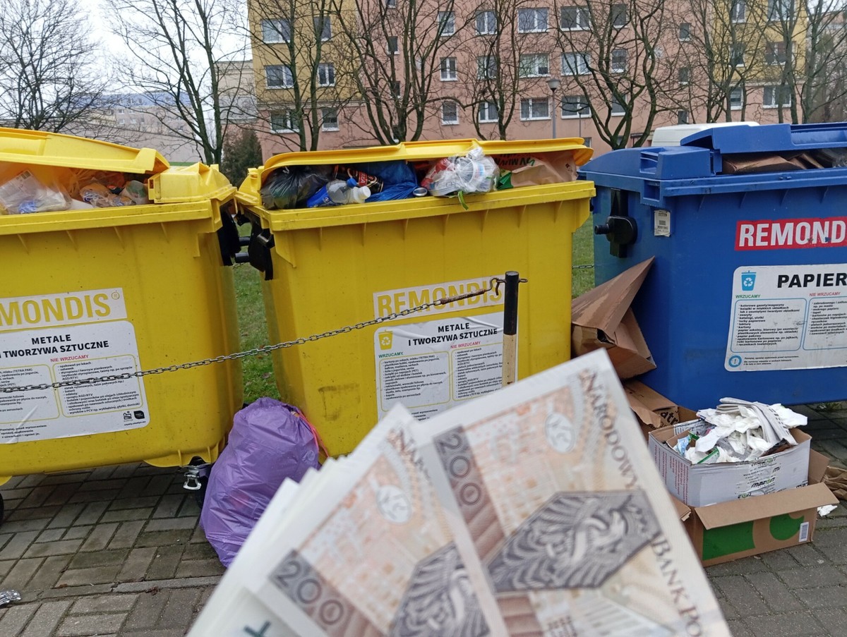 Świąteczne zakupy, śmieci i recykling. Polska tonie w odpadach z tworzyw sztucznych