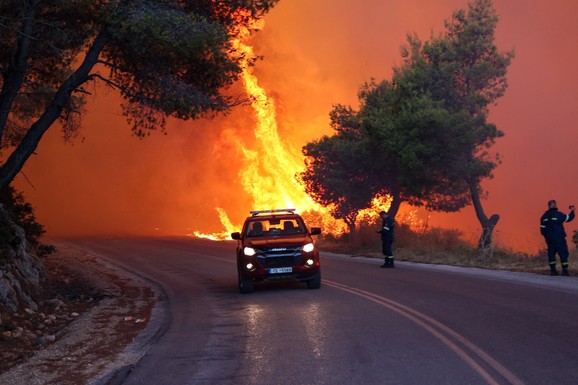 POŽAR U ZAPADNOJ ATICI STIGAO DO NASELJA Vatra besni već treći dan, na terenu 7 aviona i 450 vatrogasaca