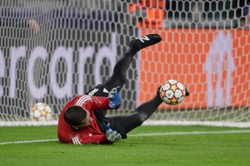 Wojciech Szczęsny zniesiony na noszach. Polak zwijał się z bólu [WIDEO]