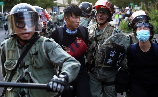 Hongkong: Demonstranci zdewastowali stację metra. Policja użyła gazu łzawiącego