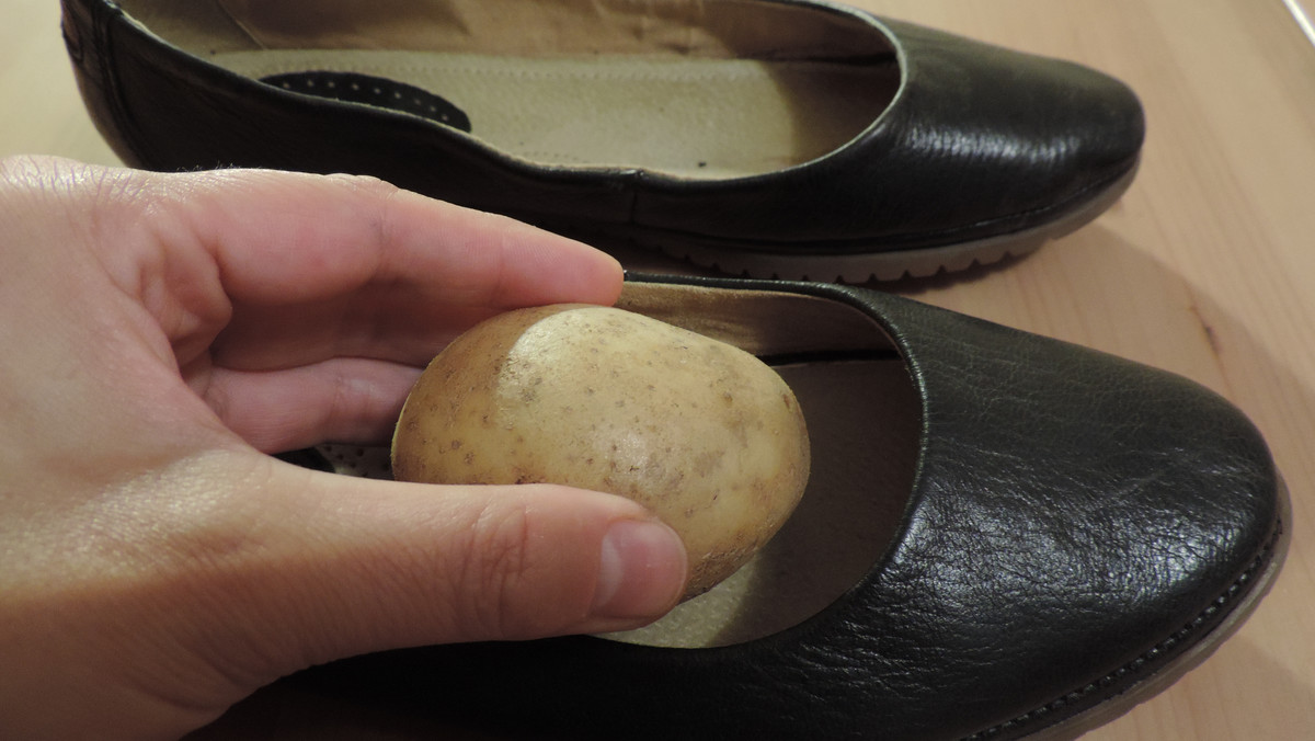 Umieszczanie ziemniaków w butach może wydawać się dziwne i niezrozumiałe, ale jest to stary sprawdzony sposób, by były one bardziej wygodne, ale nie tylko. Dlaczego warto znać ten trik i kiedy go stosować? Przeczytajcie.
