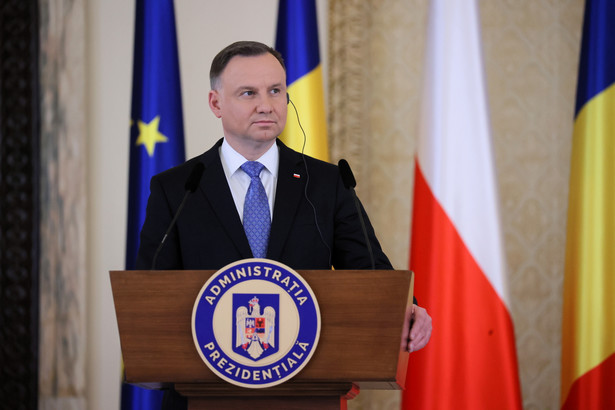 Prezydent Andrzej Duda podczas konferencji prasowej po spotkaniu z prezydentem Rumunii Klausem Iohannisem w Bukareszcie