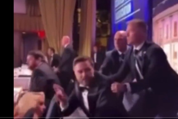 NJEGA IZVODE, TRAMP I MELANIJA SEDE UNEZVERENI Evo ko je prvi evakuisan sa večere na kojoj je napadač PUCAO IZ SAČMARICE (VIDEO)