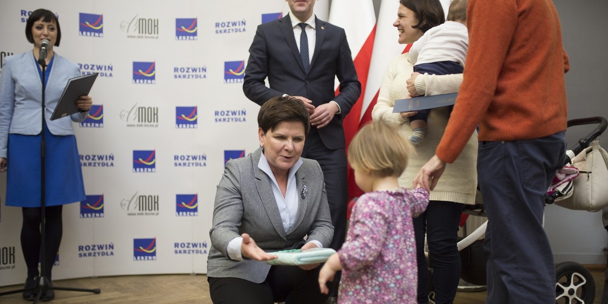 O poszerzeniu programu 500 plus w poniedziałek poinformowała Beata Szydło