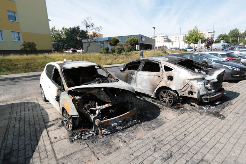 Na parkingu spaliły się cztery samochody