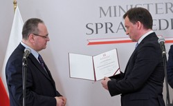 Ziobro nagradza medalem dyplomatę, wydalonego z Norwegii. "Oby więcej takich konsulów"