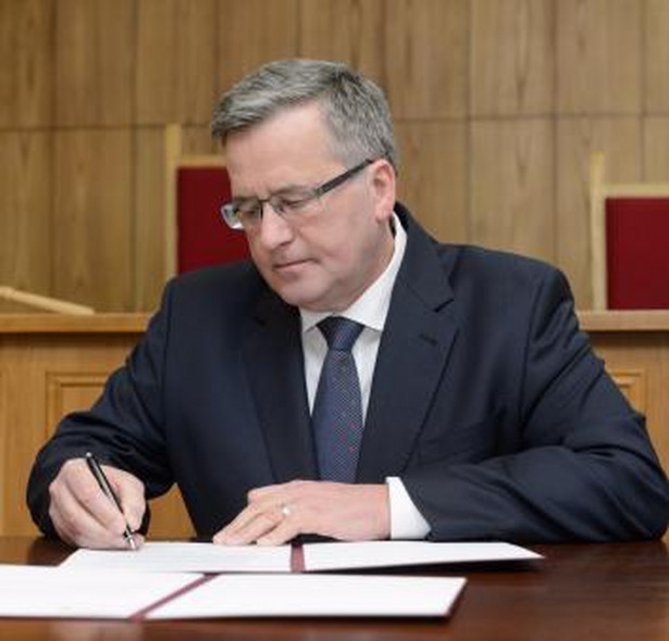 Prezydent Bronisław Komorowski podpisuje ustawę o sądach. Fot. PAP/Jakub Kaczmarczyk