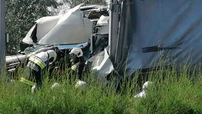Két kamion ütközött össze az M1-es autópályán, az egyik sofőr a helyszínen életét vesztette – fotók