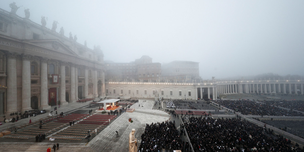 Pogrzeb Benedykta XVI. Ciało papieża spocznie w trzech trumnach.