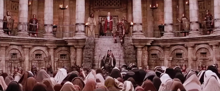 Fot. Kadr z filmu „Pasja” Mela Gibsona | Scena sądu Piłata nad Jezusem