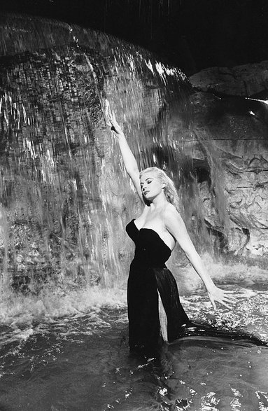 Anita Ekberg w filmie Federico Felliniego „Dolce Vita”