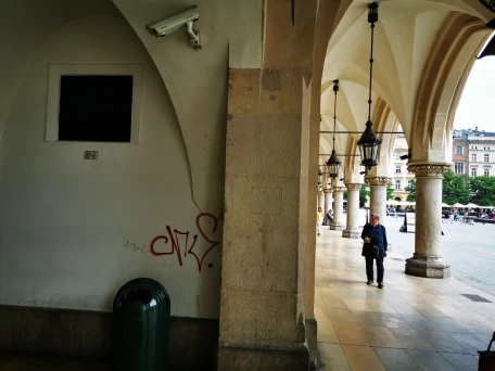 Nowe graffiti tuż pod nożem od strony kościoła Mariackiego i przy kawiarni Noworolskiego