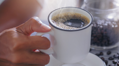 Jak kawa wpływa na jelita? Nowe odkrycie nie pozostawia wątpliwości