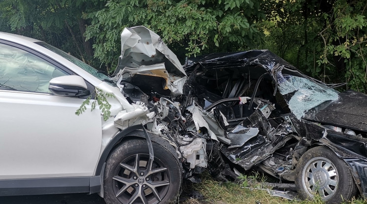 Egy ember meghalt, amikor kedd délelőtt két autó összeütközött Heves megyében / Fotó: Police.hu