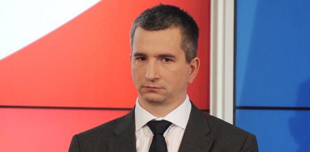 Minister finansów Mateusz Szczurek Szczurek posiada dom o powierzchni 240 mkw. (położony na działce o powierzchni 1274 tys. mkw.) oraz oszczędności: 660 tys. zł. i 50 tys. euro. Spłaca przy tym kredyt hipoteczny o wysokości wyjściowej 419 tys. zł. Ma też trzy samochody: Forda Cortinę Mk1 z 1966 roku, Toyotę Avensis z 2005 roku i Forda galaxy z 2009 roku oraz rower trzyosobowy Thorn Trident z 2008 roku. Szczurek nie zdradził, ile zarobił w ubiegłym roku pracując dla ING.