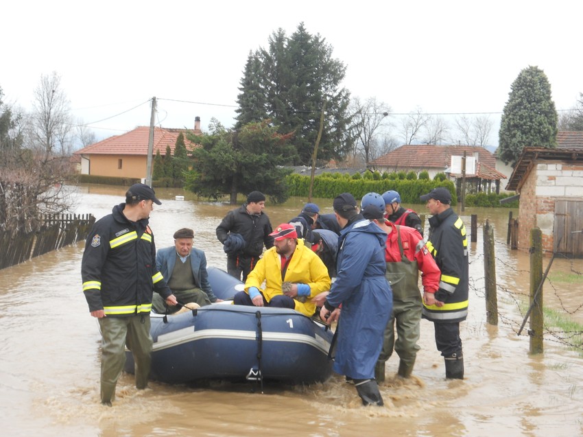 Evakuacija građana širom Srbije i dalje traje