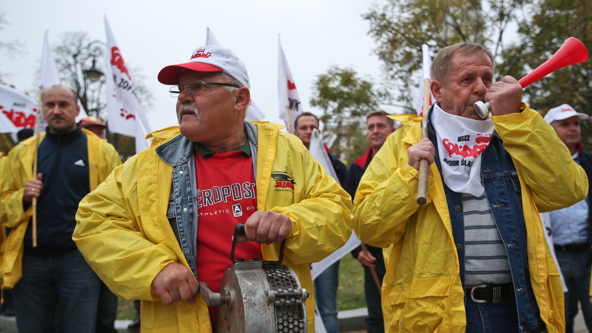 Przedstawiciele górniczych związkowców demonstrowali dzisiaj przed Sejmem w czasie, gdy swoje expose wygłaszała premier Ewa Kopacz. - Liczymy, że pani premier przekaże nam sygnał, że branża nie została sama - deklarują.