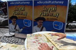 Nowa akcja PiS w Zakopanem. Fotościanki z "szatniarzem Europy" i gra terenowa