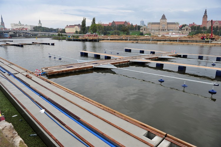 Konstrukcja oparta jest na 53 palach wbitych w dno rzeki. Trzydzieści z nich podtrzymuje konstrukcję mostu, natomiast pozostałe służą jako podpory konstrukcji naprowadzających jednostki pod środkowe, zwodzone przęsło. <br><br> fot. (mb/zuz) PAP/Marcin Bielecki