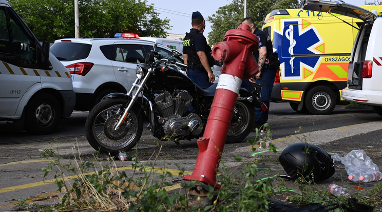 Összetört motorkerékpár a főváros VIII. kerületében, a Kerepesi út és az Asztalos Sándor út kereszteződésénél miután tűzcsapnak ütközött. A motort vezető nő a helyszínen meghalt / Fotó: MTI / Mihádák Zoltán