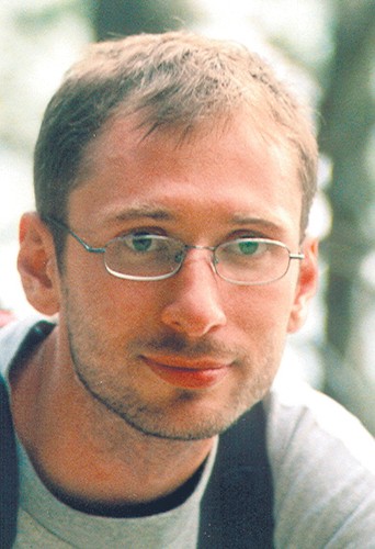 <b>Marcin Kawiński, Katedra Ubezpieczenia Społecznego w Kolegium Ekonomiczno-Społecznym SGH: OFE</b><br /><br />Wybór między FUS (ZUS rejestruje i zarządza składkami, które tworzą FUS) i OFE z punktu widzenia indywidualnego emeryta nie będzie tak istotny, gdyż ewentualne różnice nie będą duże. Jednak lepszym rozwiązaniem jest pozostawienie części składki w OFE. Bo zmiana przyszłej struktury demograficznej w jeszcze mniejszym stopniu będzie sprzyjać czystym systemom repartycyjnym, takim jak ZUS. Koszty finansowania ich powiększającego się deficytu będą rosły. Z kolei system kapitałowy pozwala na rozprzestrzenianie się innowacji i wysokich standardów zarządzania. Także obecny poziom opłat OFE jest stosunkowo niski i jest dobrym punktem odniesienia do oceny skandalicznie wysokich opłat w dobrowolnych produktach inwestycyjnych.