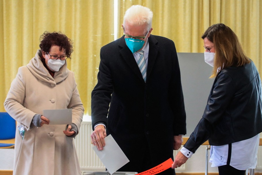 Winfried Kretschmann, premier południowego landu Badenia-Wirtembergia, oraz jego żona Gerlinde Kretschmann oddają głosy podczas wyborów lokalnych w Sigmaringen w południowych Niemczech, 14.03.2021